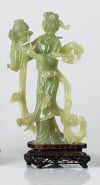 "Guanyin con flores", figura de jade verde, China, S.XX