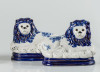 Pareja de leones de loza esmaltada de Staffordshire, Inglat