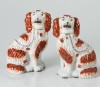 "Perros Spaniels", pareja de figuras de loza esmaltada Staf