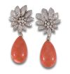 PENDIENTES LARGOS DE FLORES DE DIAMANTES Y PERILLA DE CORAL