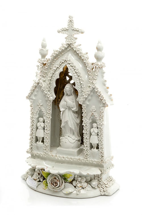 Pila con Virgen en hornacina en porcelana 