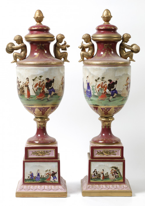 Pareja de copas de porcelana esmaltada, S. XX