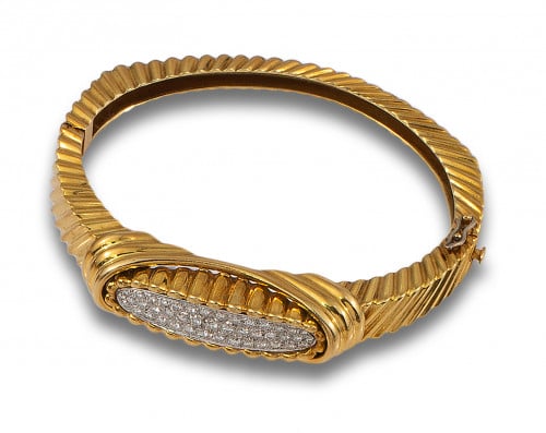 PULSERA RÍGIDA, AÑOS 70, DE ORO AMARILLO Y DIAMANTES