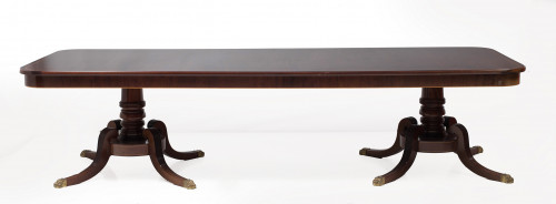 Mesa de comedor de madera de caoba