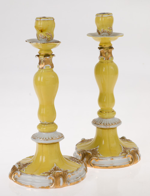 Pareja de candeleros de porcelana esmaltada, Alemania, S.XX