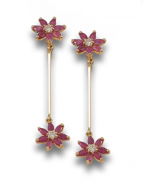 PENDIENTES LARGOS DE FLORES DE DIAMANTES, RUBÍES Y ORO AMAR