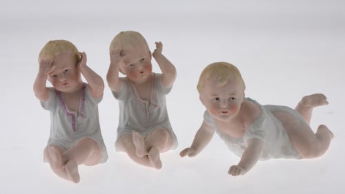 Tres figuras de niños de biscuit policromadas, Alemania, pp