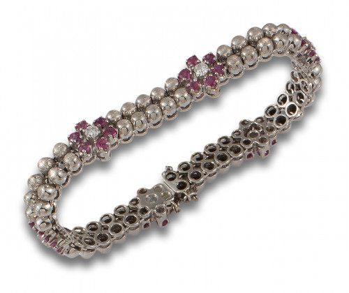 PULSERA DE FLORES DE DIAMANTES, RUBÍES Y ORO BLANCO