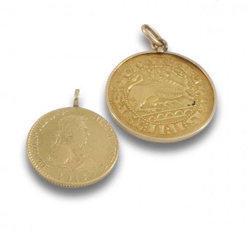 LOTE DE DOS MONEDAS DE ORO COLGANTES