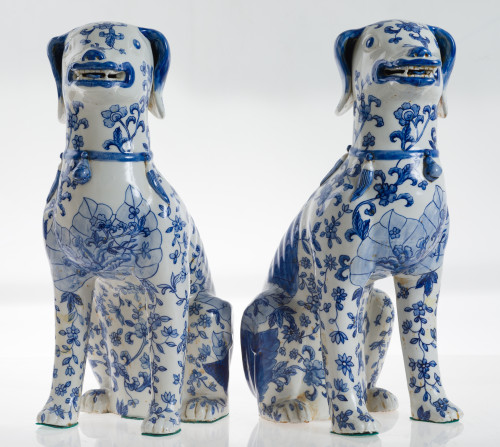 Pareja de perros de loza esmaltada en azul cobalto, China,