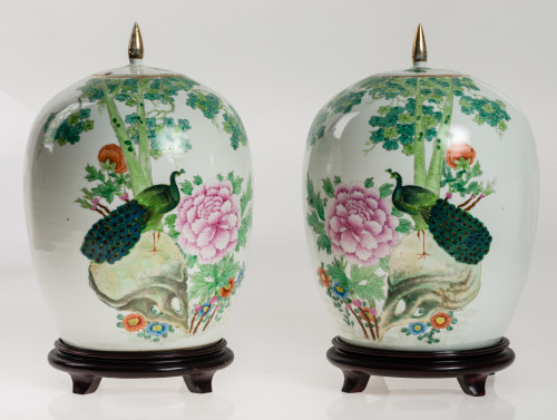 Pareja de tibores con tapa, de porcelana, China, S. XX