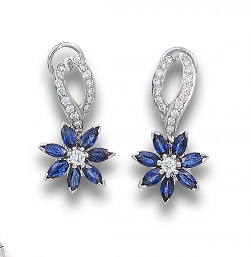 PENDIENTES CON FLORES DE ZAFIROS Y DIAMANTES