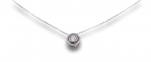 COLGANTE CHATÓN DE DIAMANTE, EN ORO BLANCO CON CADENITA