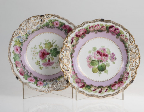 Pareja de platos de porcelana francesa, S. XX