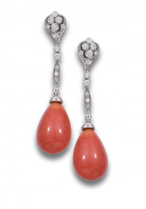 PENDIENTES LARGOS DE DIAMANTES, CORAL Y ORO BLANCO