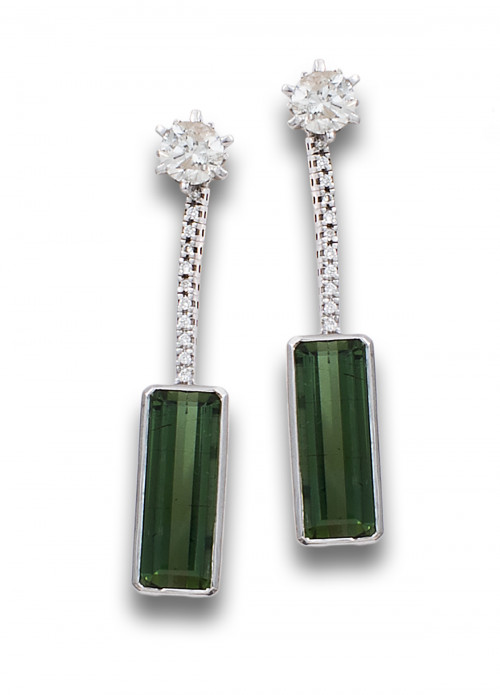 PENDIENTES LARGOS DE DIAMANTES Y TURMALINAS VERDES, EN ORO