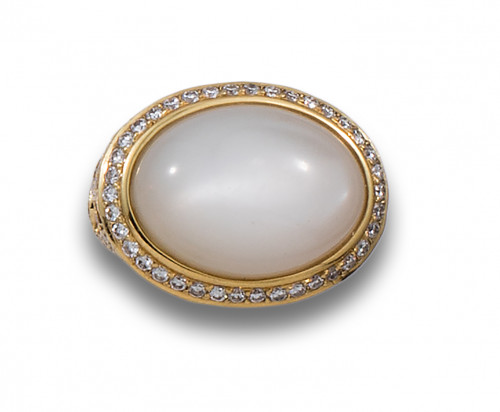 MOONSTONE, DIAMONDS AND YELLOW GOLD BOMBE RING