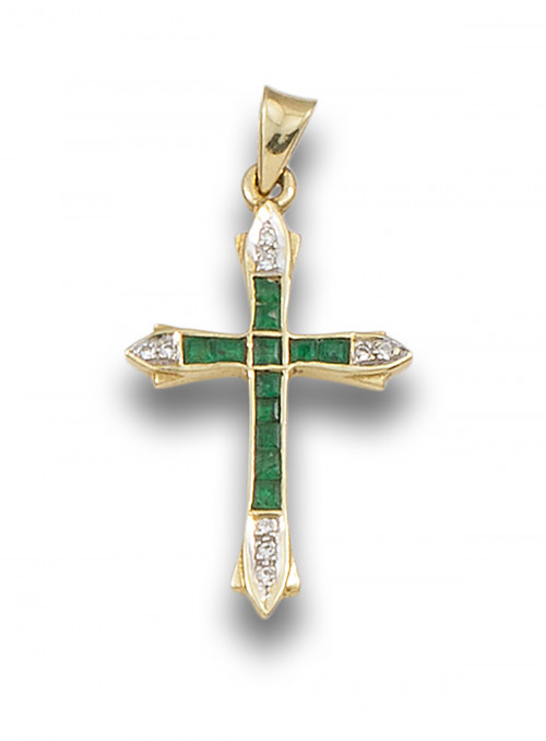 CRUZ DE ESMERALDAS Y DIAMANTES, EN ORO AMARILLO