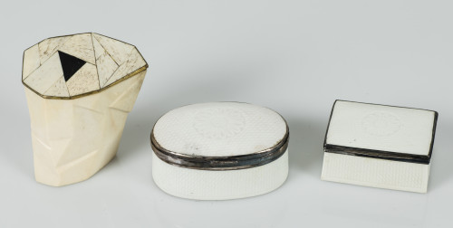 Lote de tres cajas en hueso y porcelana blanca. 