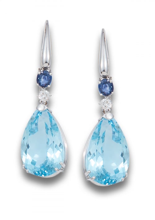 PENDIENTES LARGOS DE TOPACIOS AZULES, ZAFIROS Y DIAMANTES, 