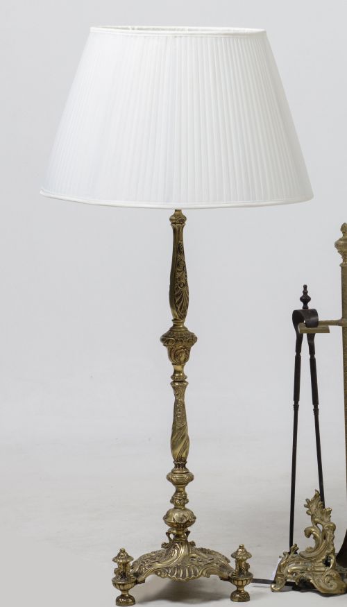 Table lamp following old models of the 20th century