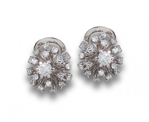 PENDIENTES ROSETONES DE DIAMANTES, EN ORO BLANCO