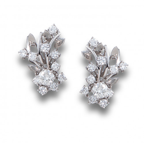 PENDIENTES FLORALES DE DIAMANTES Y ORO BLANCO