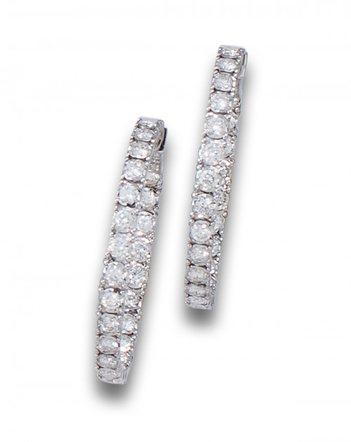 PENDIENTES CRIOLLAS IN & OUT DE DIAMANTES, EN ORO BLANCO