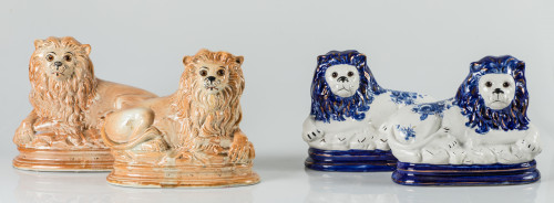 Pareja de leones de loza esmaltada de Staffordshire, Inglat