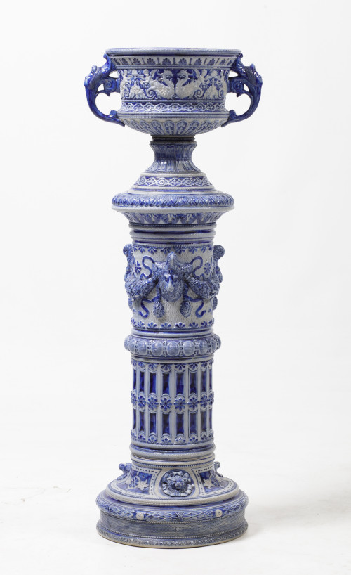 Copa sobre columna de gres esmaltado en azul cobalto, manuf