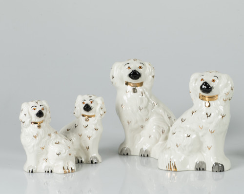 Dos parejas de perros, de loza manufactura Beswick, Staffor