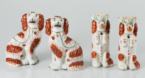 "Perros Spaniels", pareja de figuras de loza esmaltada Staf