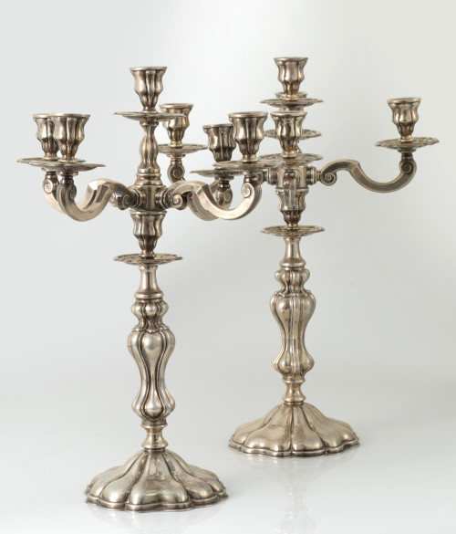 Pareja de candelabros, de cinco luces, en plata española le