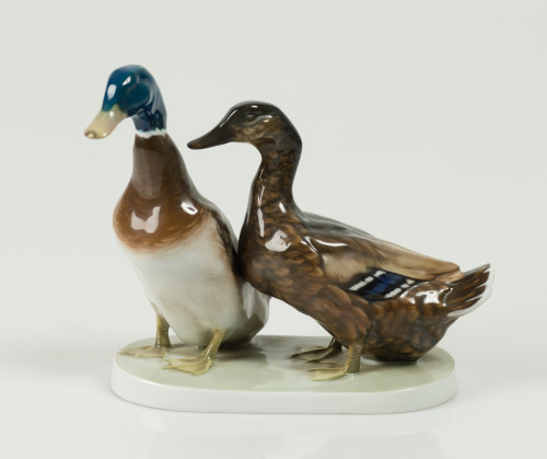 Pareja de patos sobre base de porcelana esmaltada de Rosent