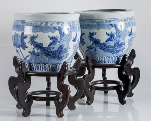 Pareja de jardineras de porcelana esmaltada en azul cobalto