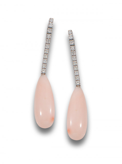 PENDIENTES LARGOS DE DIAMANTES Y CORAL ROSA, EN ORO BLANCO