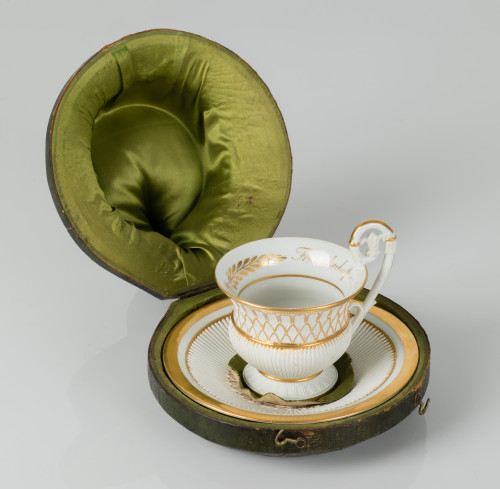 Taza con su plato, en porcelana alemana de Meissen c. 1814