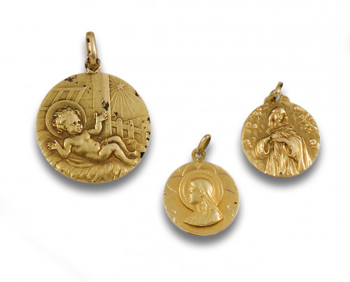 LOTE DE TRES MEDALLAS RELIGIOSAS EN ORO AMARILLO