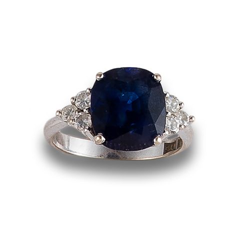 WHITE GOLD RING WITH SAPPHIRE AND DIAMONDS