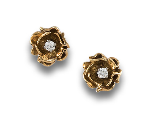 PENDIENTES FLOR DE DIAMANTES, EN ORO AMARILLO