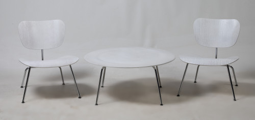 Pareja de sillas y mesa diseñadas por Charles y Ray Eames, 