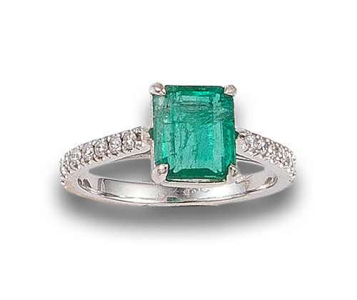 EMERALD AND DIAMONDS RING, IN WHITE GOLD