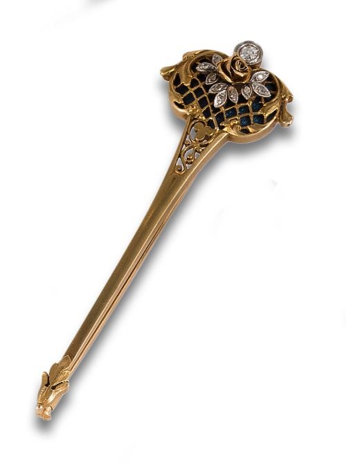 AGUJA MODERNISTA, CA. 1910, EN ORO Y PLATINO CON DIAMANTES