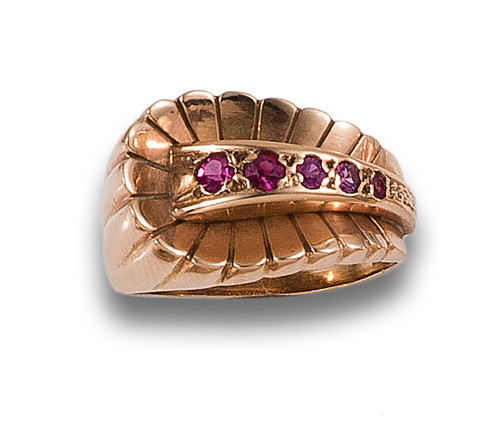 CHEVALIER RING, 1940&#39;s, YELLOW GOLD AND SYNTHETIC RUBY