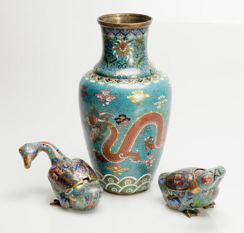 Jarrón y pareja de patos de esmalte cloisonné, China, S. XX