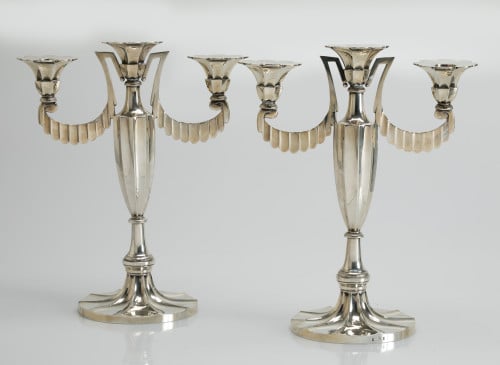 Pareja de candelabros de plata con marcas de Madrid Villa y