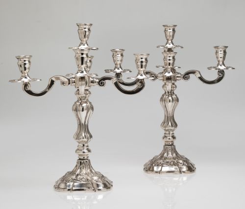 Pareja de candelabros de 5 luces de plata española, Ley 916