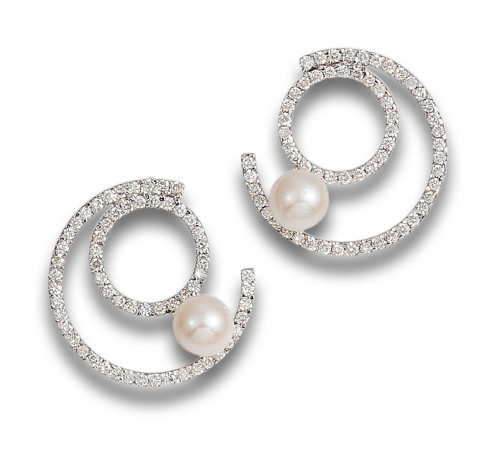 PENDIENTES ESPIRAL DE DIAMANTES Y PERLAS, EN ORO BLANCO