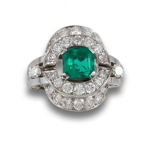 LARGE RING, 1950&#39;s, EMERALD AND DIAMONDS, IN PLATINUM