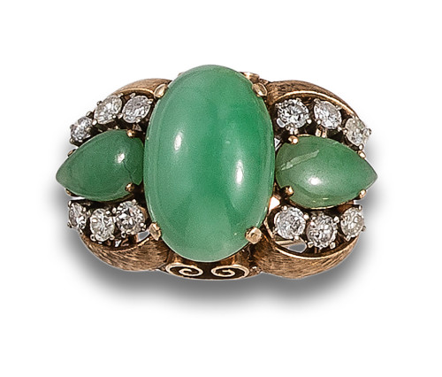 LARGE RING, 1970s, WITH DIAMONDS AND CHRYSOPRASE, IN YELLOW